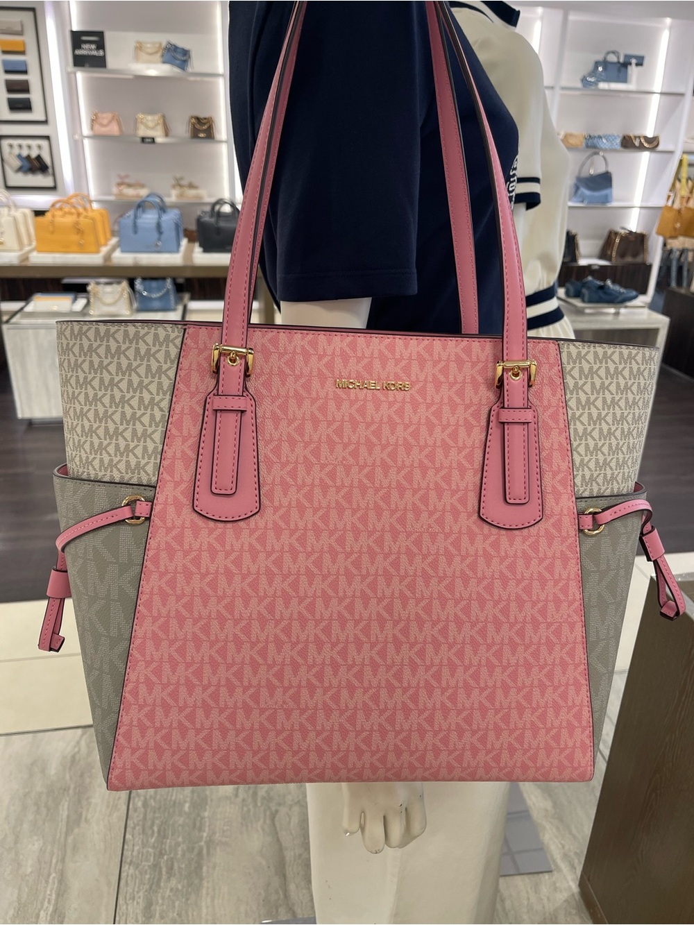 Michael Kors Voyager Lg Color-Block Signatur Logo EW Shoulder Tote
Carnation
NWT